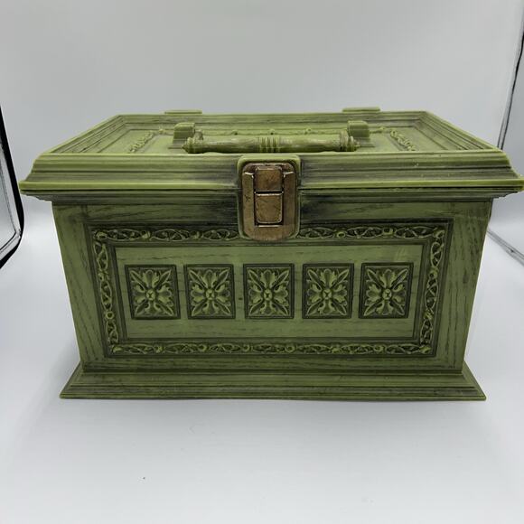 VINTAGE MAX KLEIN GREEN ORNATE‎ PLASTIC SEWING KEEPSAKE BOX